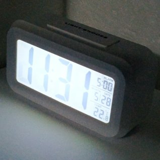 Купить Будильник електронний 01 на батарейках 14*8*5 Білий/ (014512)