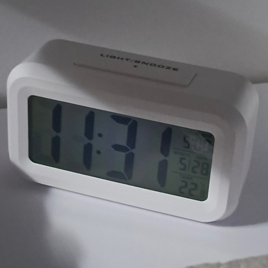 Купить Будильник електронний 01 на батарейках 14*8*5 Білий/ (014512)